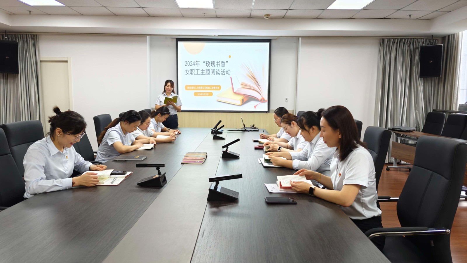 （人力資源公司）三組聯(lián)袂，共繪巾幗書香畫卷——市人力資源公司聯(lián)合工會開展“玫瑰書香”女職工主題閱讀活動.jpg